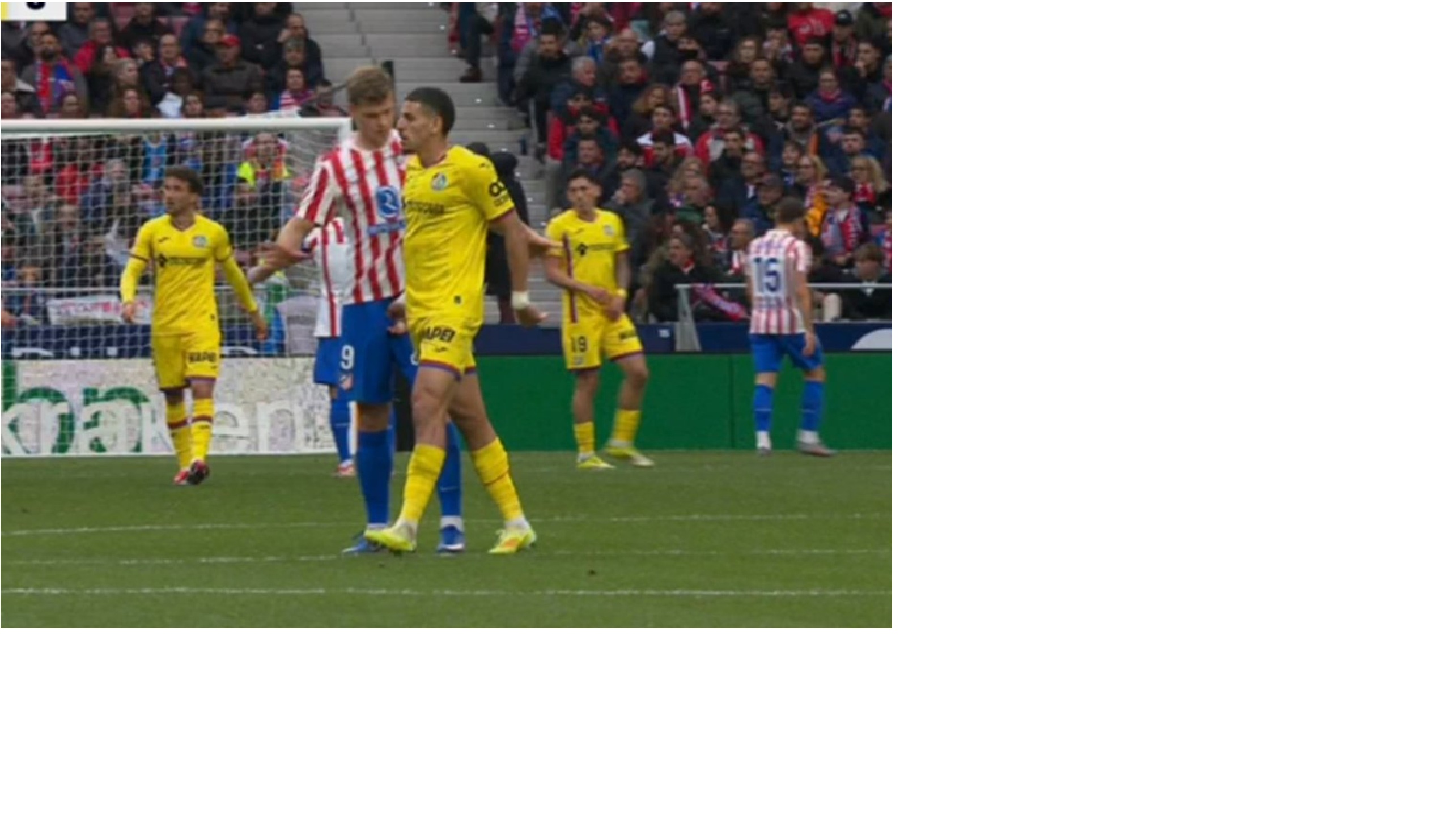 Bek Deportivo Alav&eacute;s, Abdel Abqar, terpaksa mandi lebih awal setelah terlibat insiden ganjil yang memicu kemarahan besar dari striker Atletico Madrid, Alexander S&oslash;rloth.