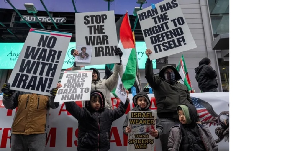 Para demonstran berkumpul di Times Square untuk memperingati Hari Al-Quds di Manhattan, New York, Amerika Serikat, 13 Maret 2026 [David &lsquo;Dee&rsquo; Delgado/Reuters]