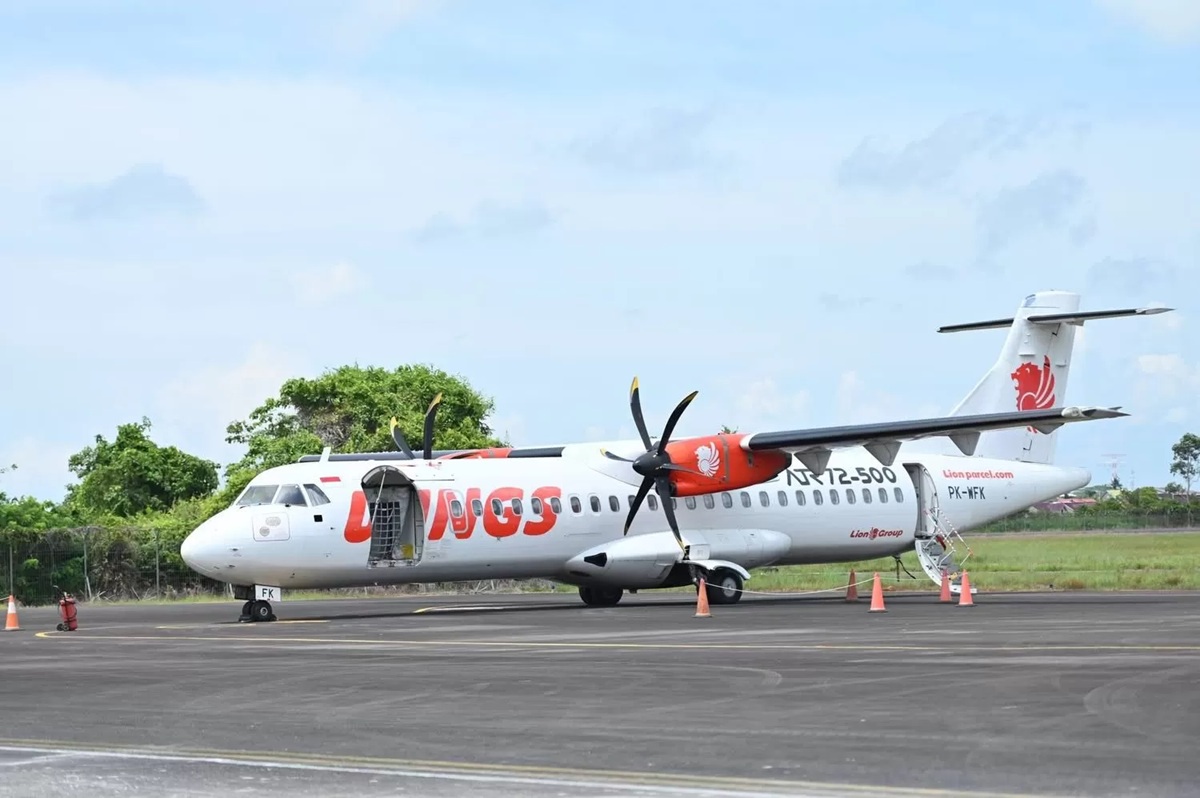 LEPAS LANDAS: Pesawat Wings Air bersiap lepas landas dari Bandara Rahadi Oesman Ketapang untuk arus mudik Lebaran 2026. (Ahmad Sofi/Pontianak Post) 