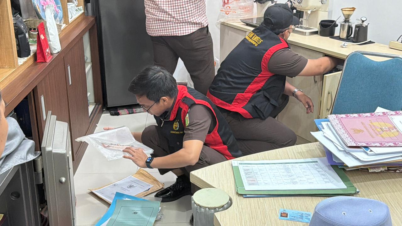 Kantor Dinas Energi dan Sumber Daya Mineral (ESDM) Provinsi Kaltim digeledah Kejati Kaltim Senin (16/3).