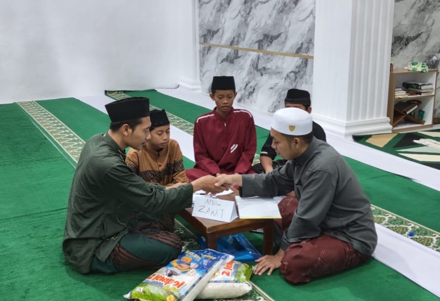 SALURKAN: Penerimaan zakat, infak, dan sedekah warga Perum Puncak Permai, Kota Balikpapan.