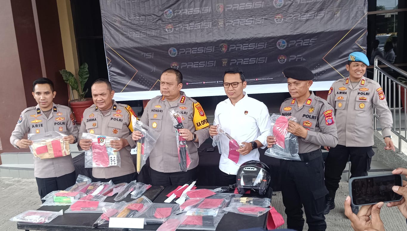 Kapolres Samarinda Kombes Pol Hendri Umar menunjukan barang bukti hasil dari Operasi Pekat Mahakam 2026