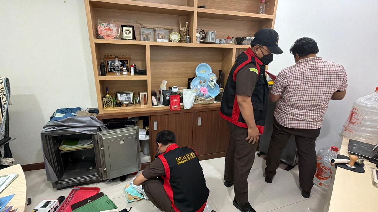 Penyidik Kejati Kaltim memeriksa kantor ESDM Kaltim.