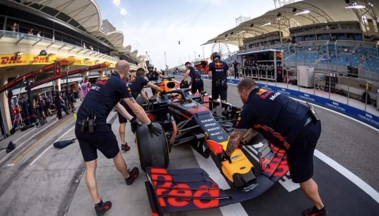 Max Verstappen saat hendak melakoni sesi latihan bebas di GP Bahrain (ANDREJ ISAKOVIC / AFP) 