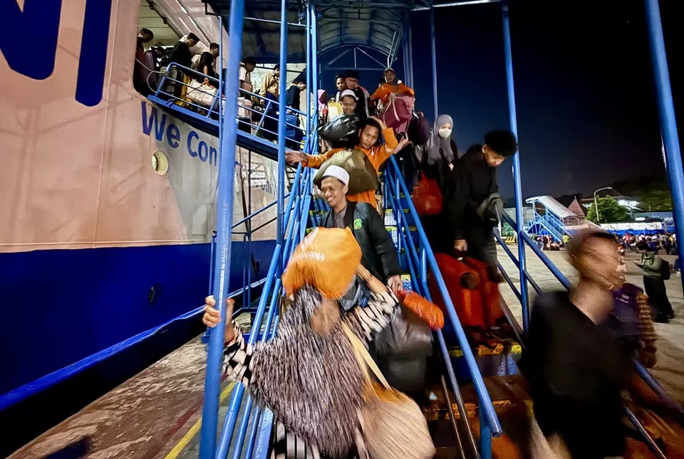MUDIK VIA KAPAL: Penumpang turun dari kapal yang baru tiba di Pelabuhan Pontianak, Sabtu (14/3). Sebagian di antaranya merupakan perantau yang kembali ke Kalimantan Barat setelah melakukan perjalanan 