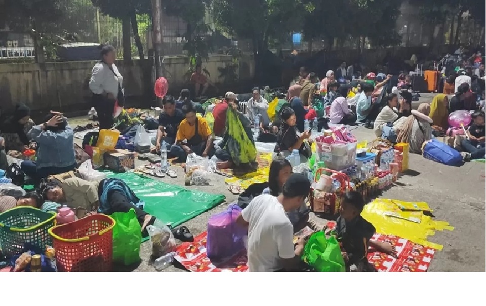 Ratusan calon penumpang kapal laut menginap di ruang tunggu Pelabuhan Samarinda untuk menunggu jadwal keberangkatan menuju sejumlah daerah di Sulawesi, Minggu (15/3/2026). (KIS)