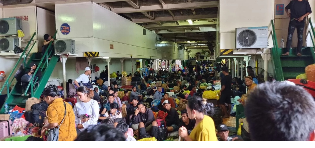 KM Prince Soya dipadati penumpang hingga dek bawah kapal. Dari manifest tercatat 1.697 orang menyeberang menuju Parepare, Sulawesi Selatan.