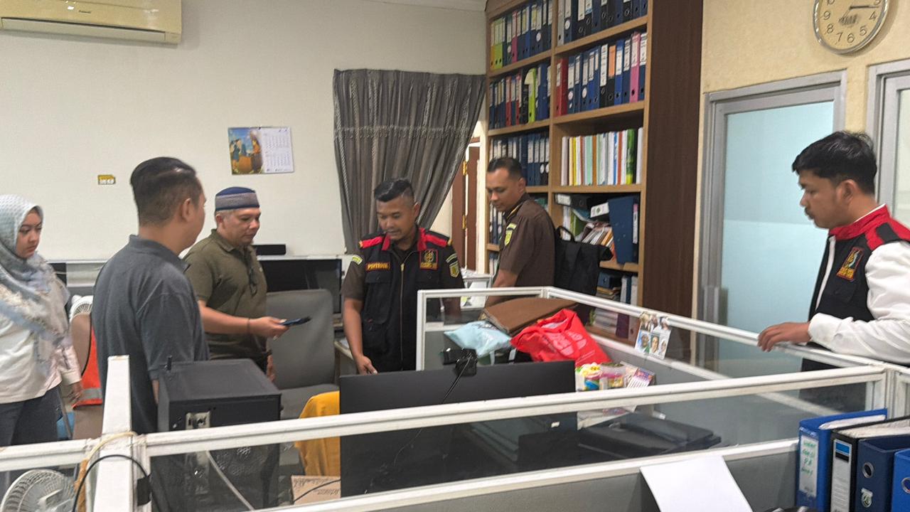 Penggeledahan berlangsung selama kurang lebih empat jam, dimulai sekitar pukul 14.00 WITA. 