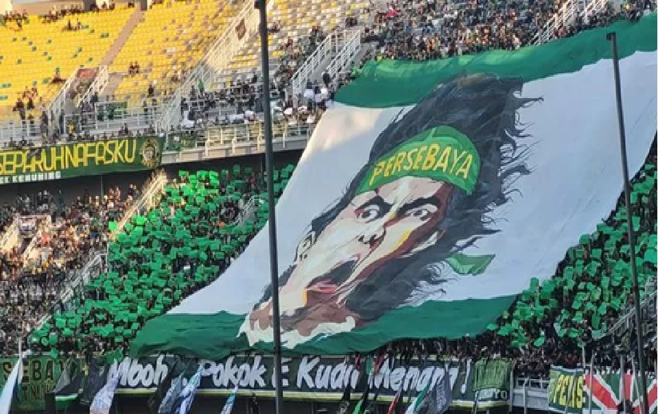Salah satu Koreografi suporter Persebaya Surabaya saat di stadion Gelora Bng Tomo (net) 