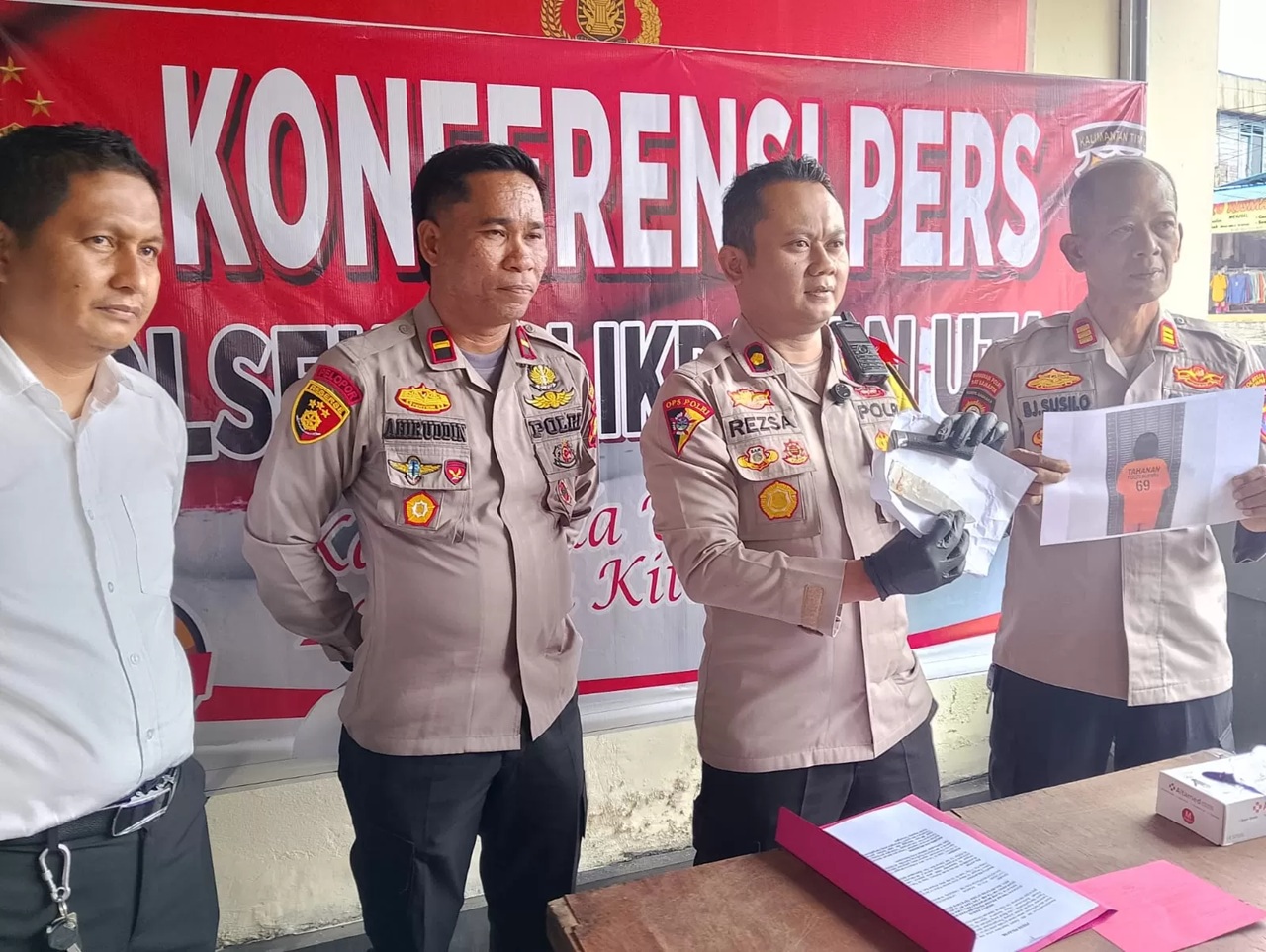 Kapolsek Balikpapan Utara memperlihatkan barang bukti pisau yang digunakan oleh tersangka S untuk menikam tetangganya, SY. (MOESO/BALPOS)