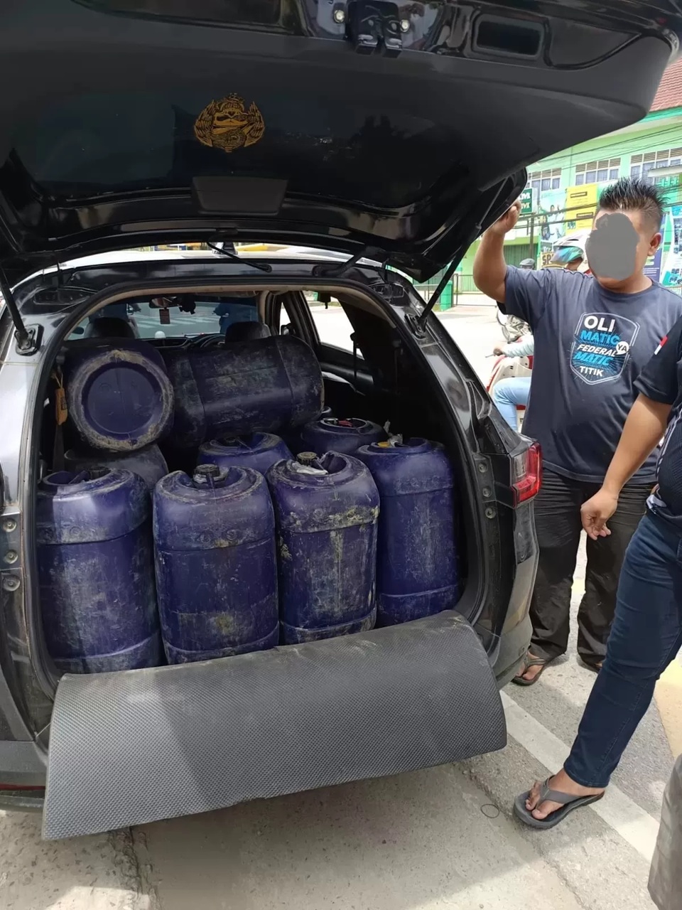 Mobil berisi deretan jeriken diduga kuat pengetap BBM usai beresenggolan dengan sepeda motor di Jalan Wahid Hasyim II, Samarinda Utara. (IST.)