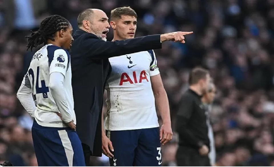  Igor Tudor saat memberikan instruksi pada pemain Tottenham Hotspur saat bermain imbang di kandang Liverpool.