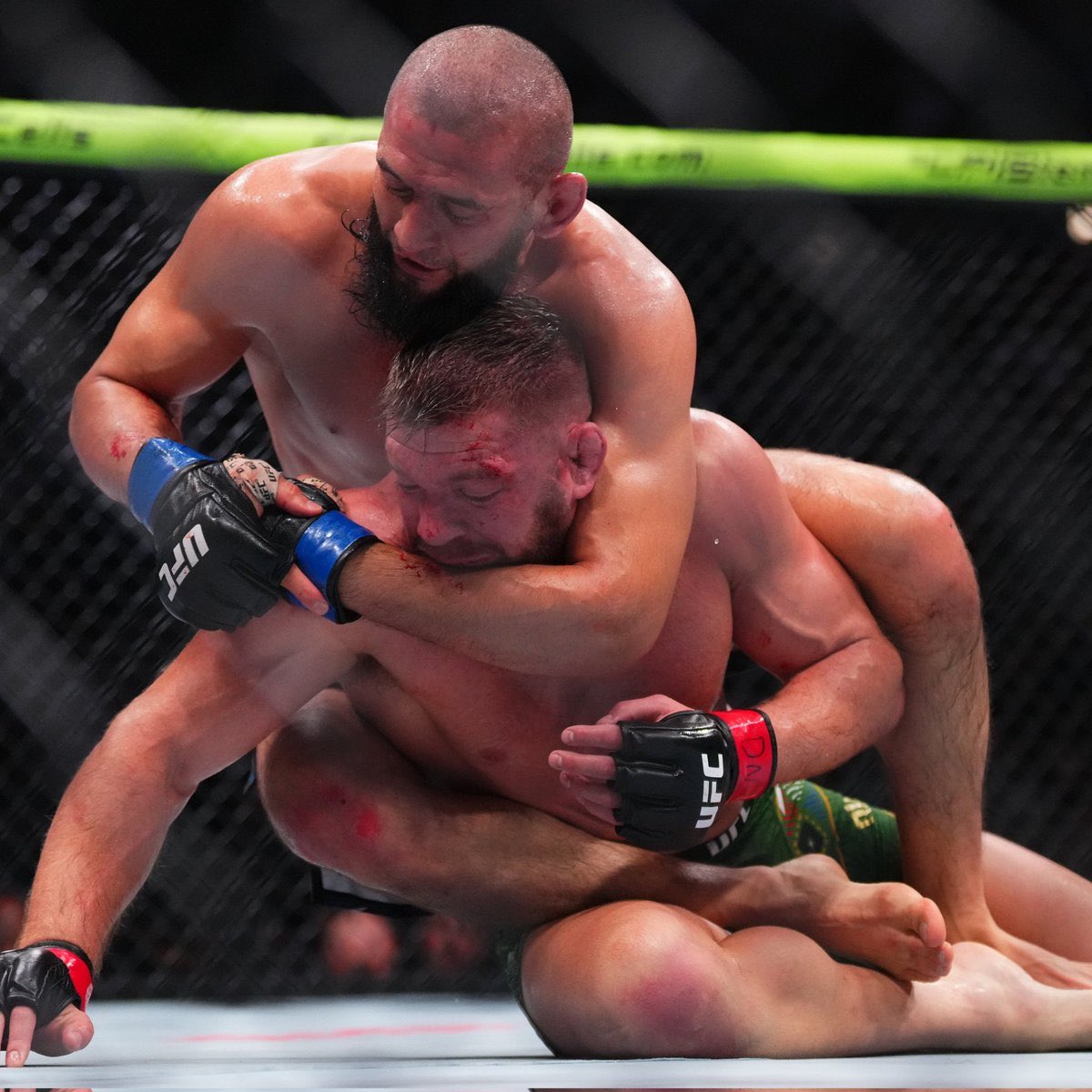 Chimaev saat mendominasi Dricus Du Plesis.