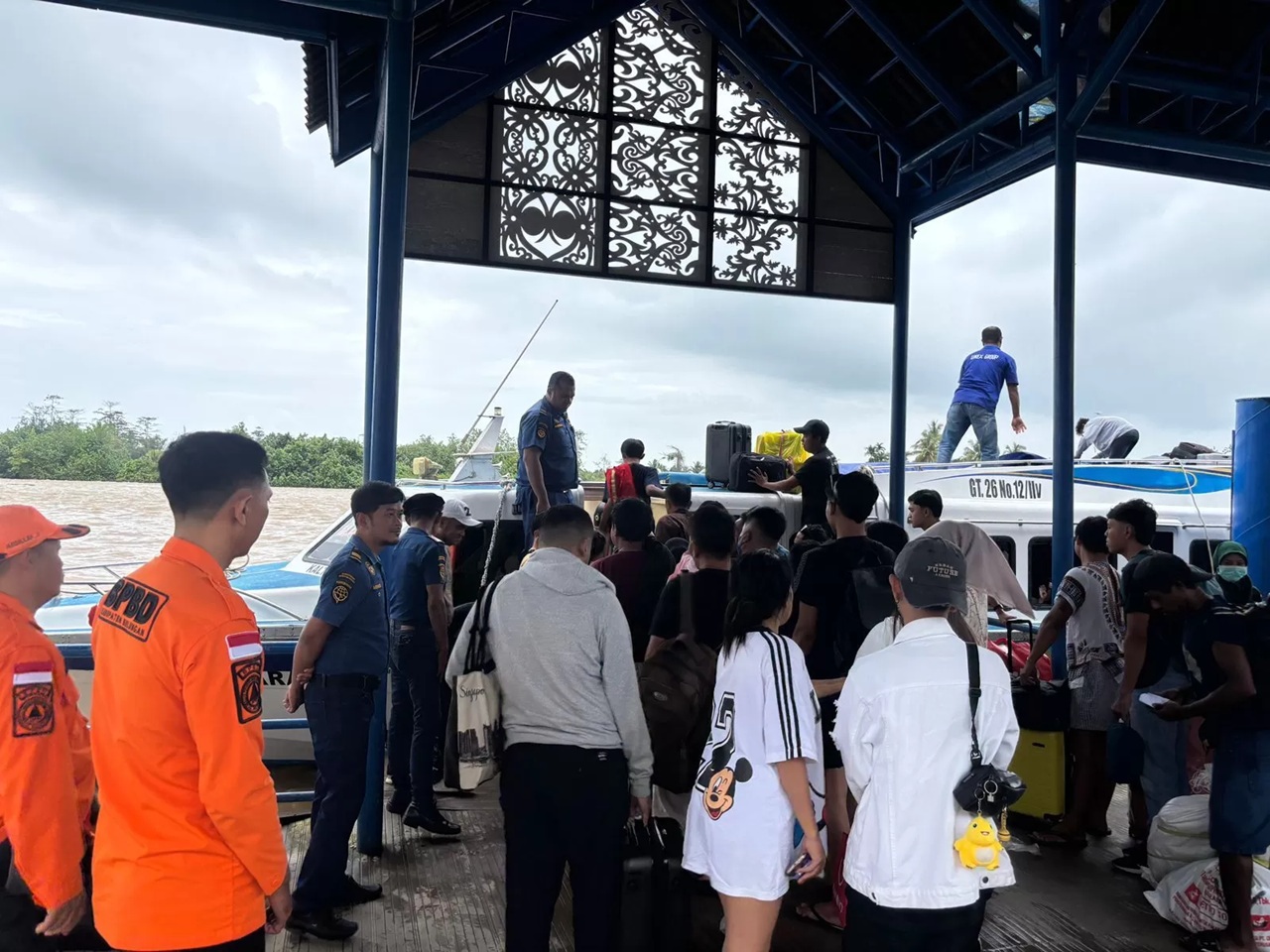MUDIK: Aktivitas penumpang di Pelabuhan Kayan II, Tanjung Selor. (RADAR TARAKAN) 