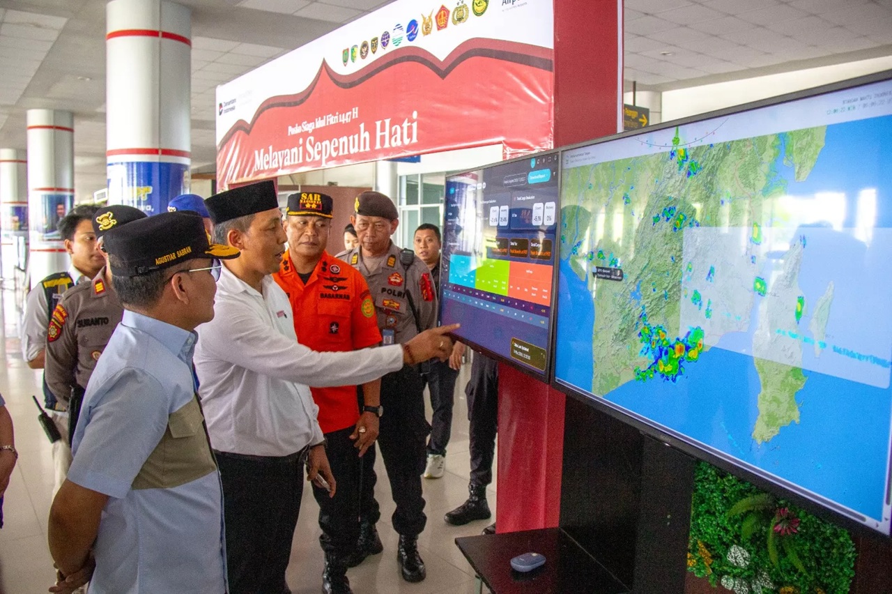 Gubernur Kalteng H Agustiar Sabran meninjau aktivitas Bandara Tjilik Riwut. ARIEF PRATHAMA/KALTENG POS. 