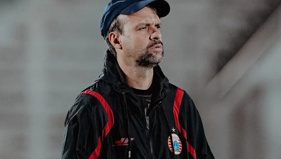 Mauricio Souza memilih fokus evaluasi tim Persija Jakarta meski diterpa kritik usai hasil imbang kontra Dewa United. (Instagram/@mauricio___souza_)  