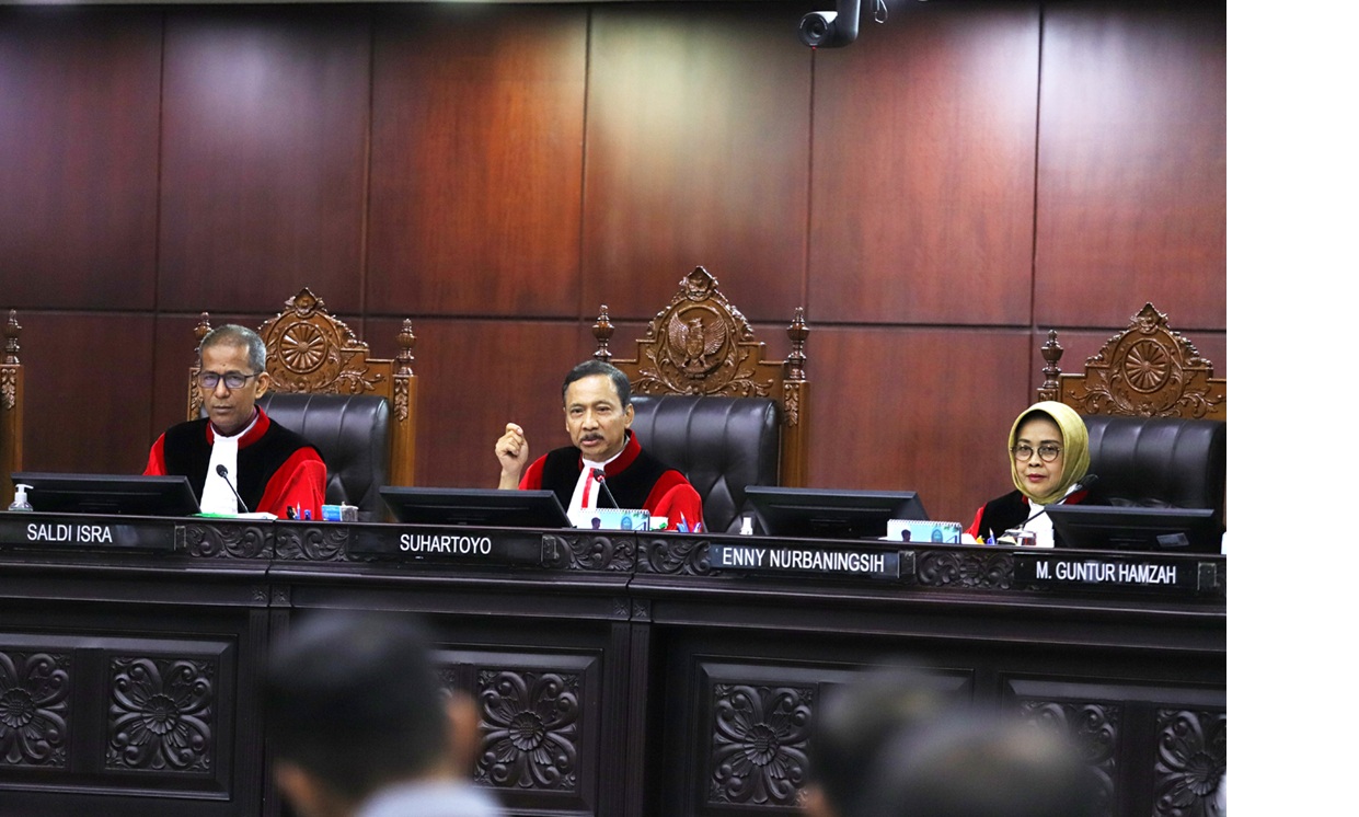 Ketua Mahkamah Konstitusi Suhartoyo (tengah) bersama Wakil Ketua Mahkamah Konstitusi lainnya memimpin jalannya sidang. (Dery Ridwansah/ JawaPos.com)  