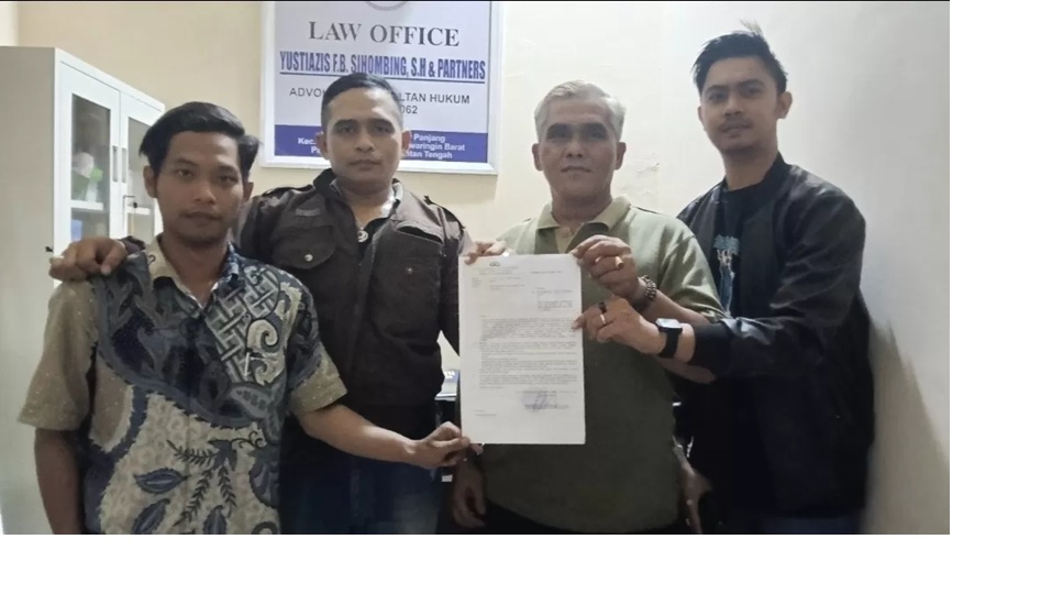 Kuasa hukum korban menunjukkan surat penetapan tersangka pelaku penganiayaan pedagang sayur di Law Office Yustiazis F.B. Sihombing &amp; Partner di Translik Pasir Panjang, Senin (16/3).(tyo/radarsampit) 