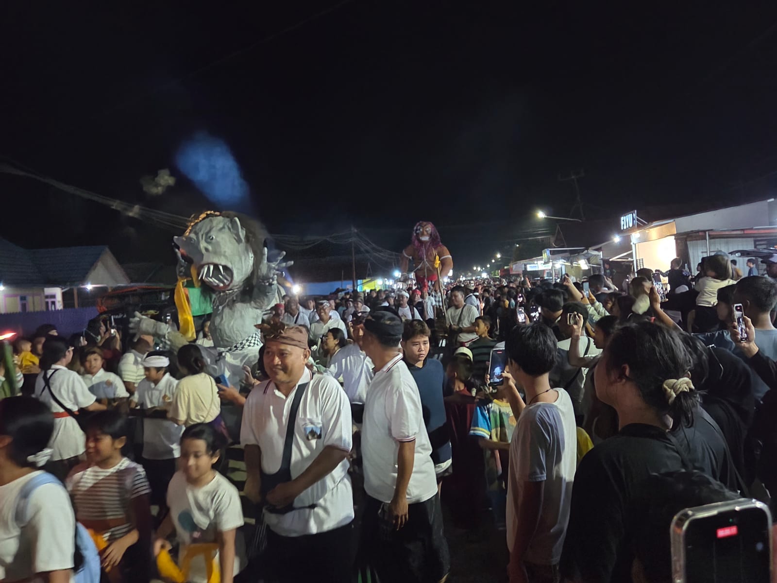 Pawai ogoh-ogoh saat melewati Jalan Stadion (Elmo/Prokal.co)  