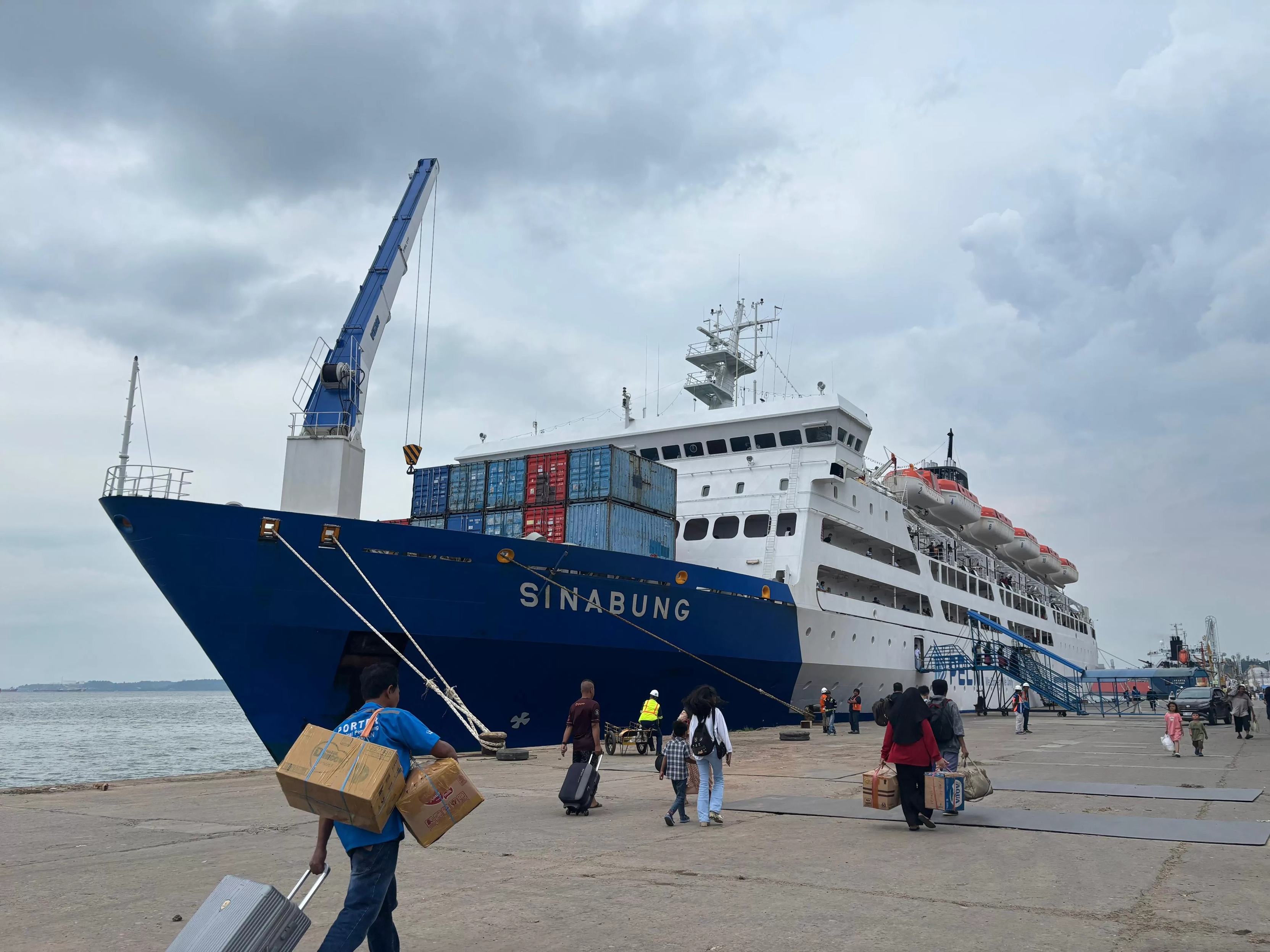 Sejumlah pemudik bersiap naik ke KM Sinabung di Pelabuhan Semayang Balikpapan, Rabu (18/3/2026). Kapal milik PT Pelayaran Nasional Indonesia (PELNI) tersebut menjadi salah satu armada tambahan.  