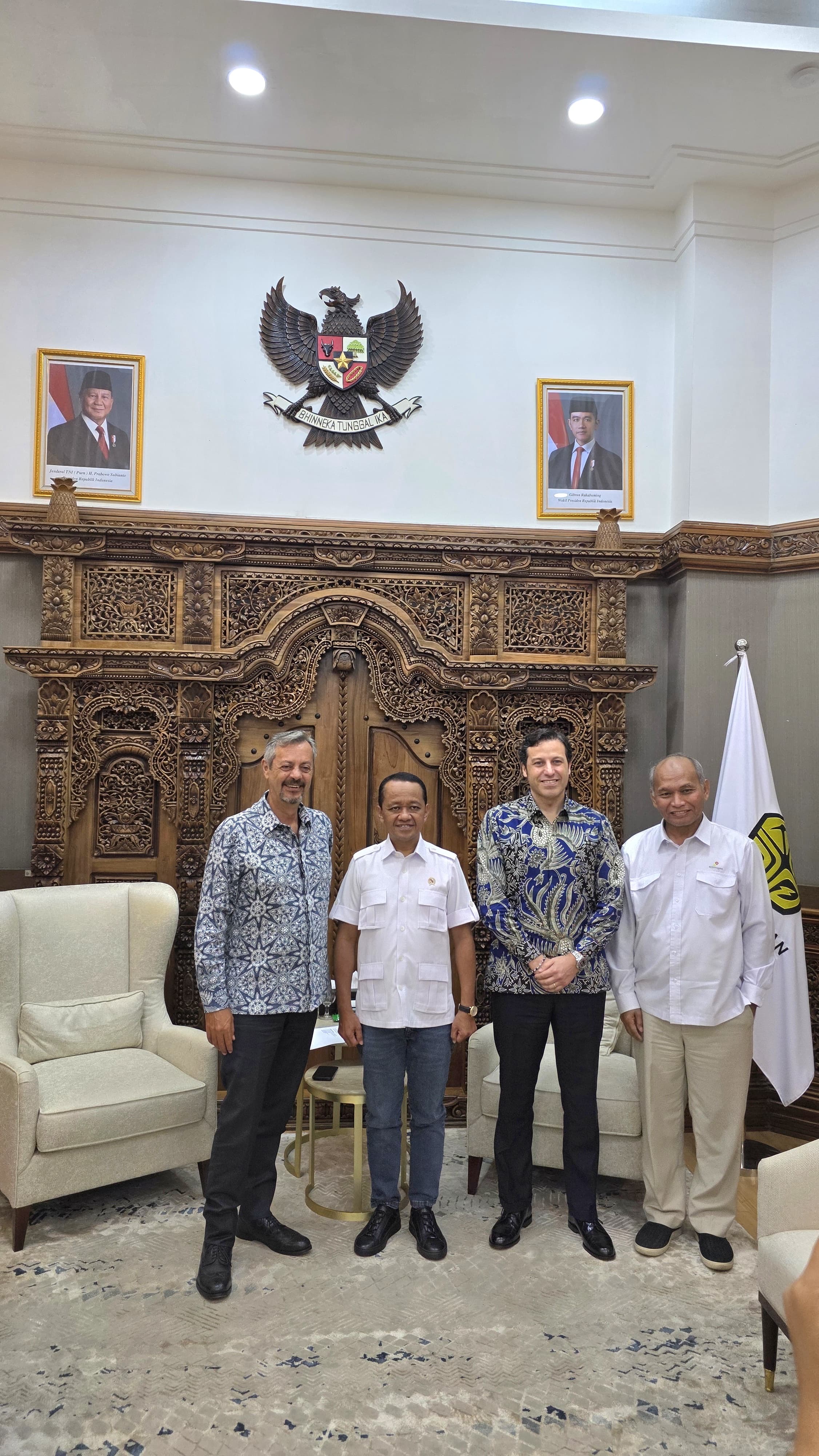 INVESTASI: Menteri ESDM, Bahlil Lahadalia, (dua kiri) menyetujui FID proyek gas Gendalo-Gandang (South Hub) serta Geng North-Gehem (North Hub).