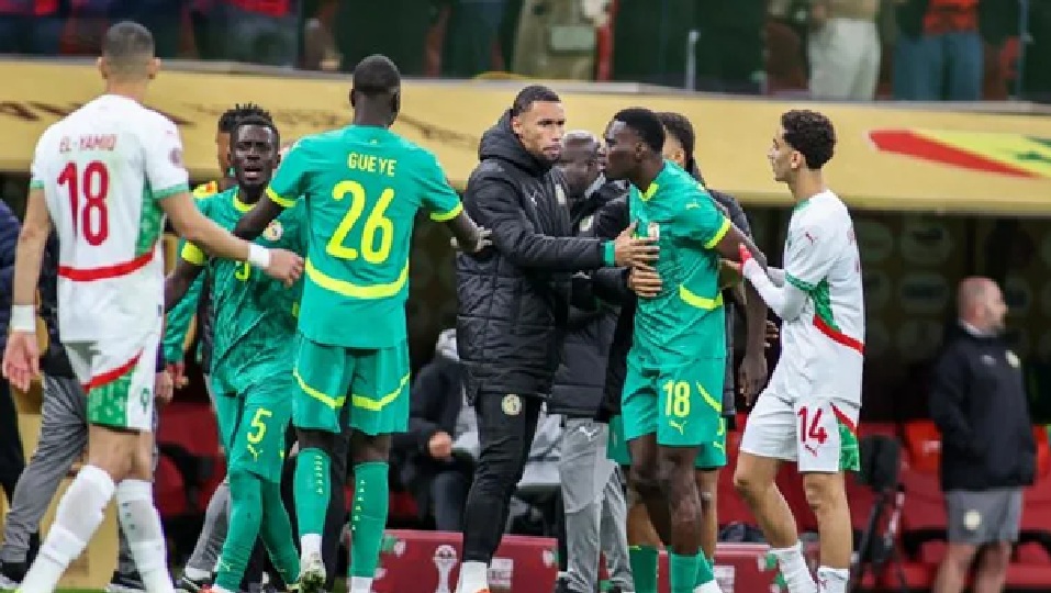 Gelar juara Afrika Senegal dicopot dan diberikan kepada Maroko. Tampak pemain Senegal yang hendak mogok main.