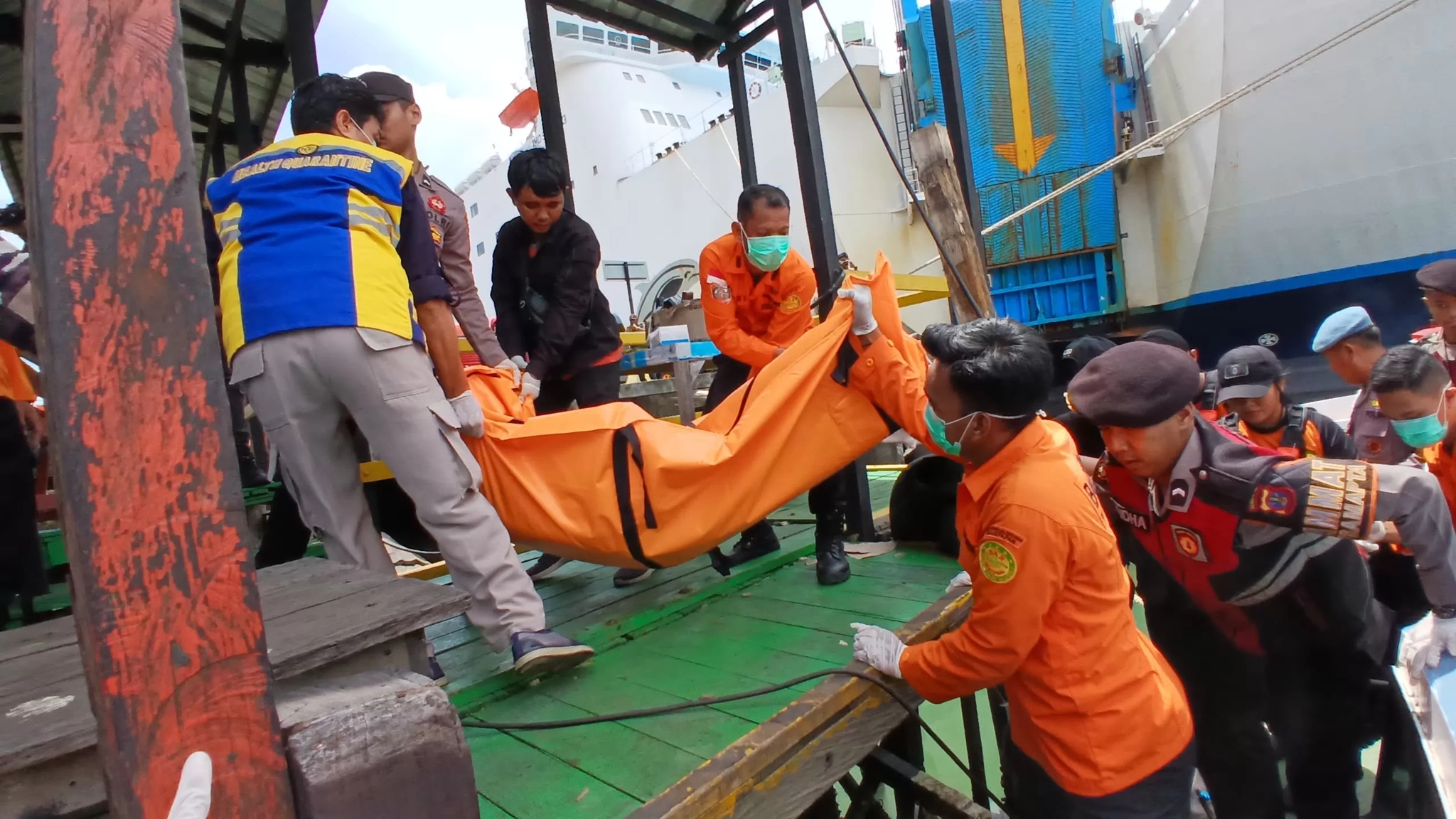 Petugas SAR gabungan mengevakuasi jenazah penumpang Kapal DLN yang ditemukan di perairan Teluk Adang, Selasa (18/3/2026). Korban dievakuasi menuju Pelabuhan Semayang Balikpapan sebelum dibawa ke RS  