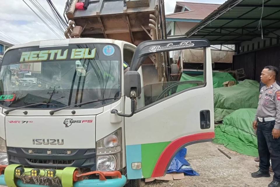 Personel Polres Sekadau mengidentifikasi TKP meninggalnya sopir truk akibat kecelakaan kerja pada Rabu (11/3). (ISTIMEWA) 