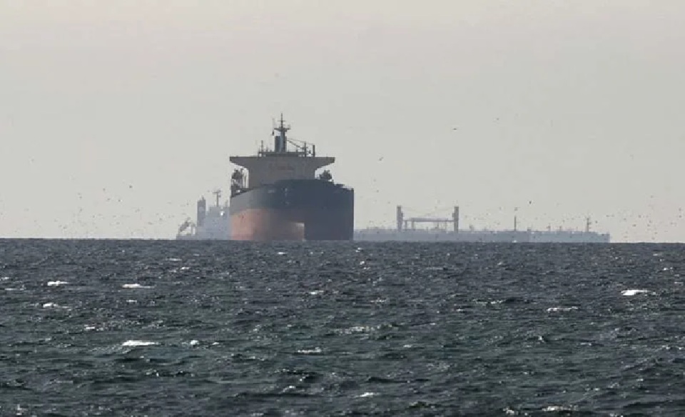 Kapal-kapal tanker berlayar di Teluk, dekat Selat Hormuz. (reuters)