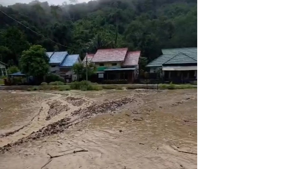 LONGSOR: Tampak depan Puskesmas Long Berang pasca longsor yang terjadi selasa dini hari. (DOK WARGA) 