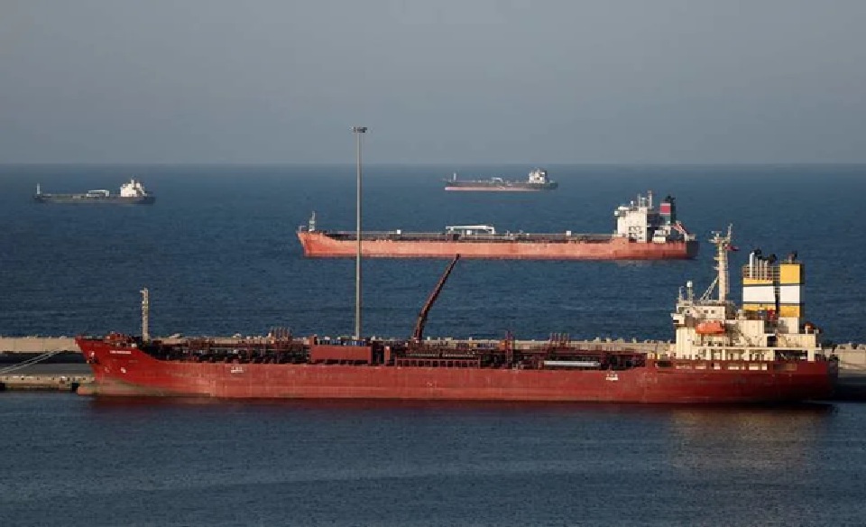 Kapal tanker Luojiashan sedang membuang sauh di Muscat, saat Iran bersumpah untuk menutup Selat Hormuz, di tengah konflik AS-Israel dengan Iran, di Muscat, Oman, 7 Maret 2026. (REUTERS/Be)