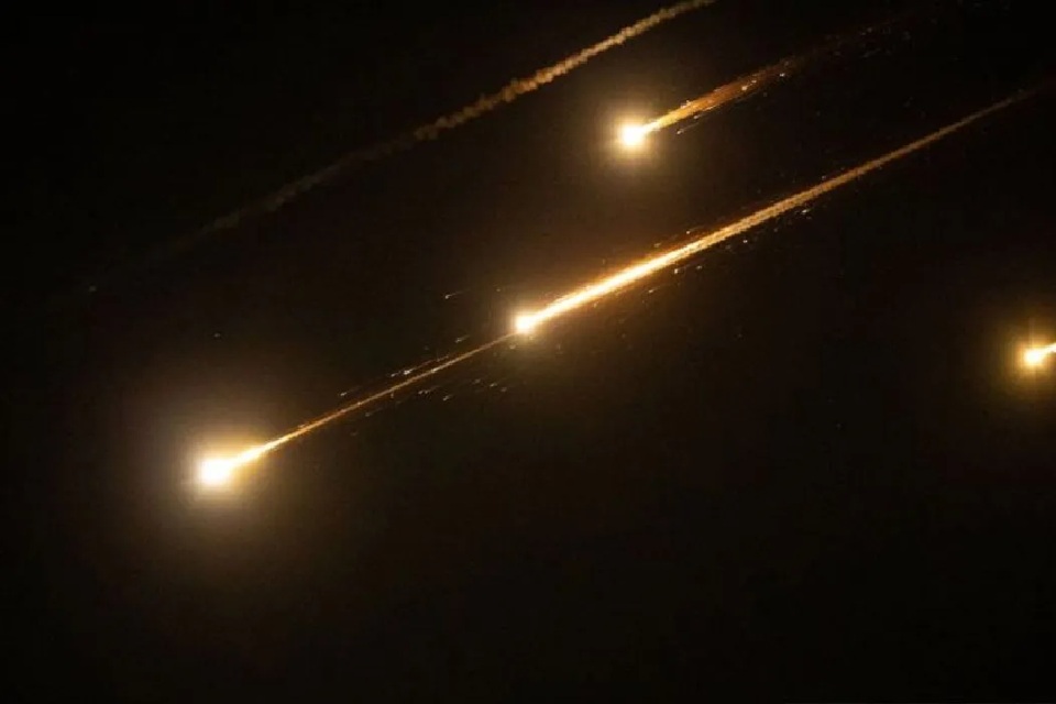  Rudal melintas di atas Yerusalem dalam serangan yang diluncurkan Iran ke Israel.