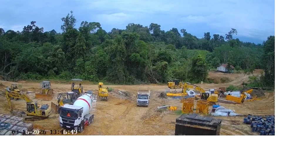 SIAGA: Proyek Pembangunan Jalan Tering &amp;ndash; Long Bagun 6 Tahap 2, menyiagakan alat berat untuk membantu kendaraan masyarakat. (IST) 