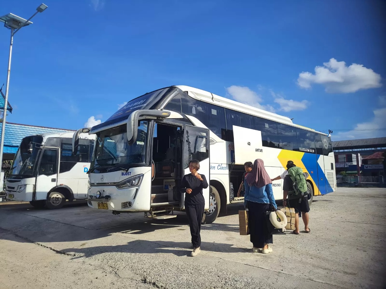 LAYANAN : Salah satu bus yang beroperasi melayani penumpang lintas kota lintas provinsi saat singgah transit menurunkan dan menaikan penumpang di Terminal Patih Rumbih Sampit, Rabu (17/12). HENY/RADAR