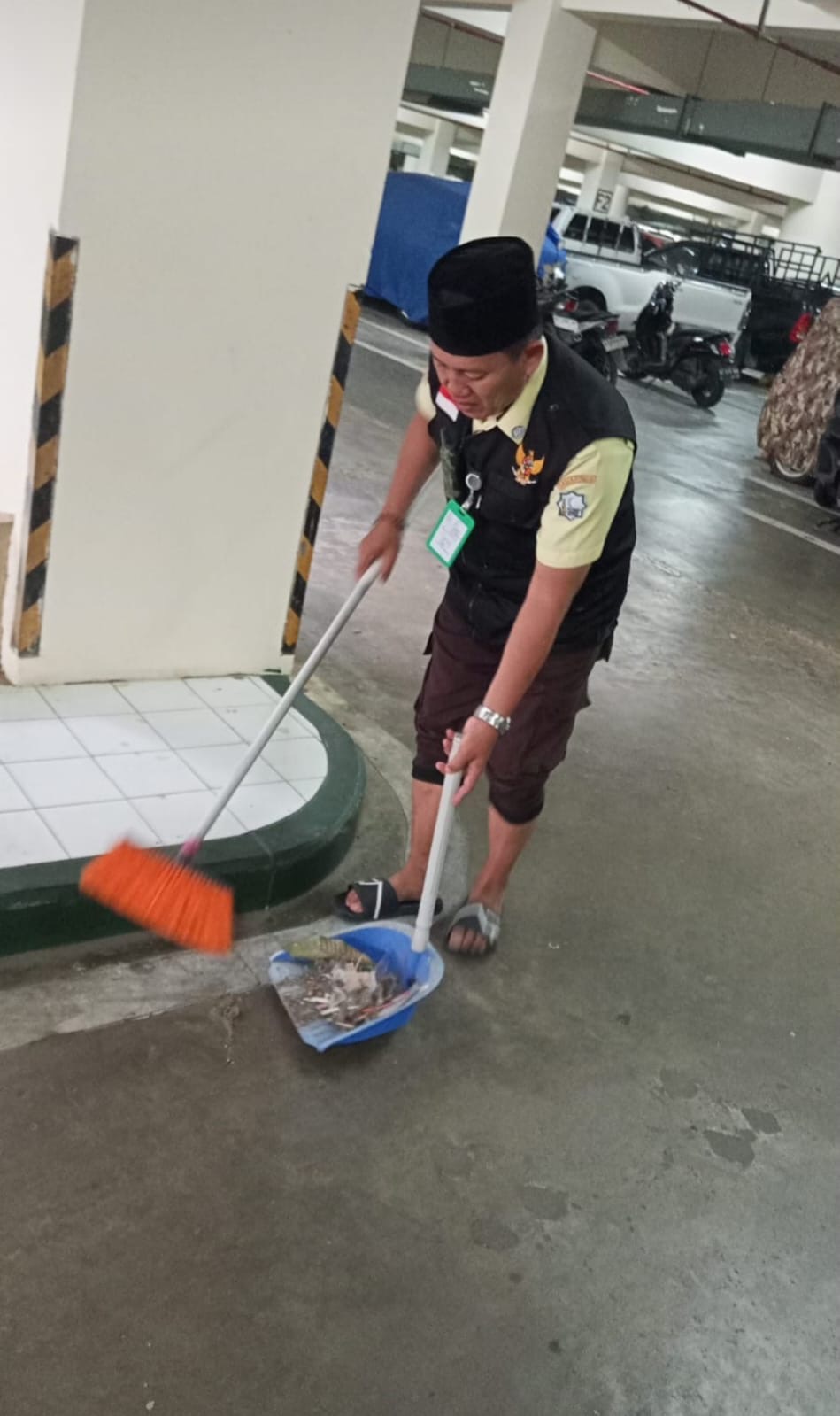 SAMBUT HARI KEMENANGAN: Petugas membersihkan kawasan Islamic Center Kaltim di Samarinda, Kamis, 19 Maret 2026.