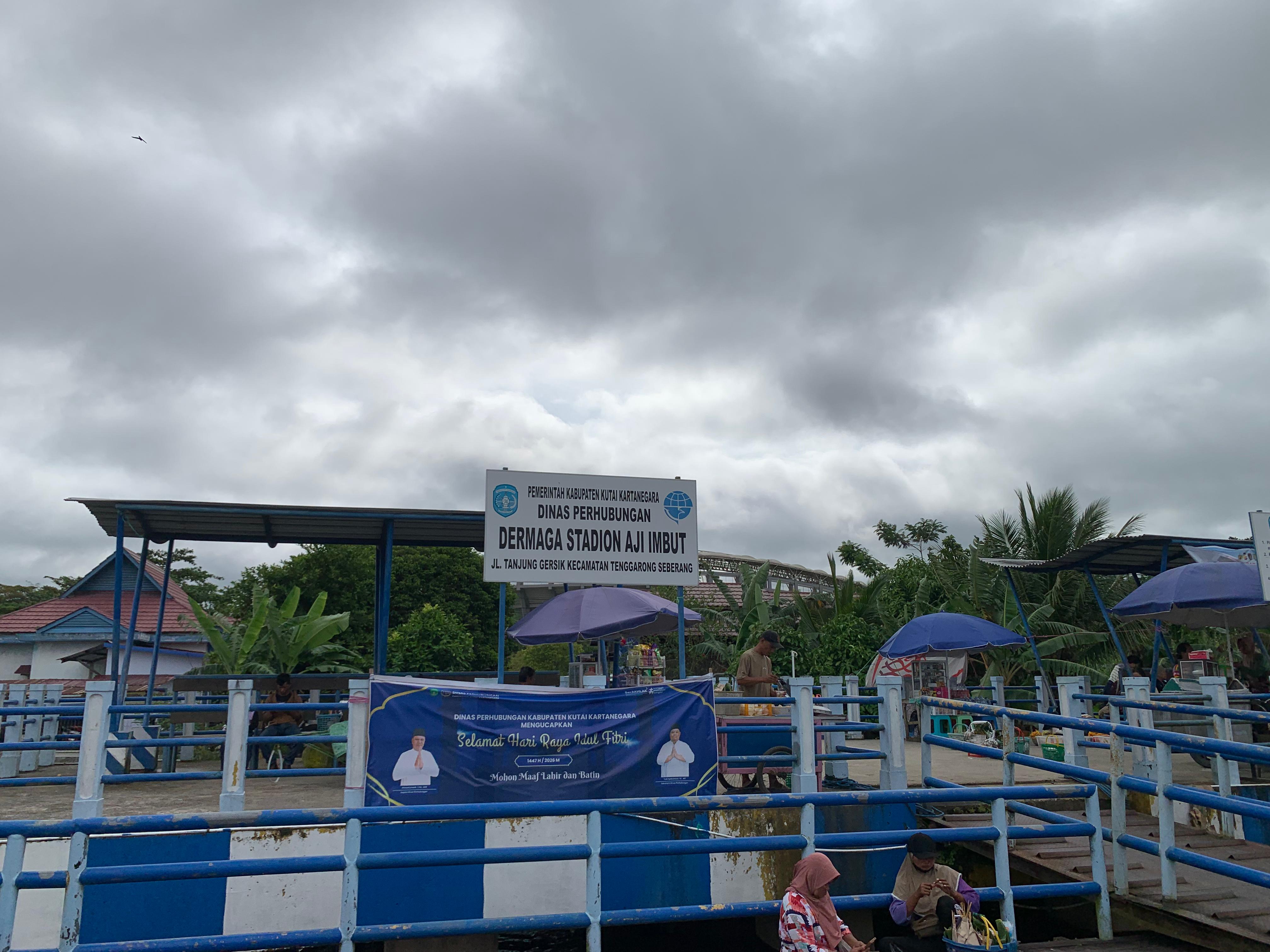 Suasana mudik di Dermaga Stadion Aji Imbut (Elmo/Prokal.co)  