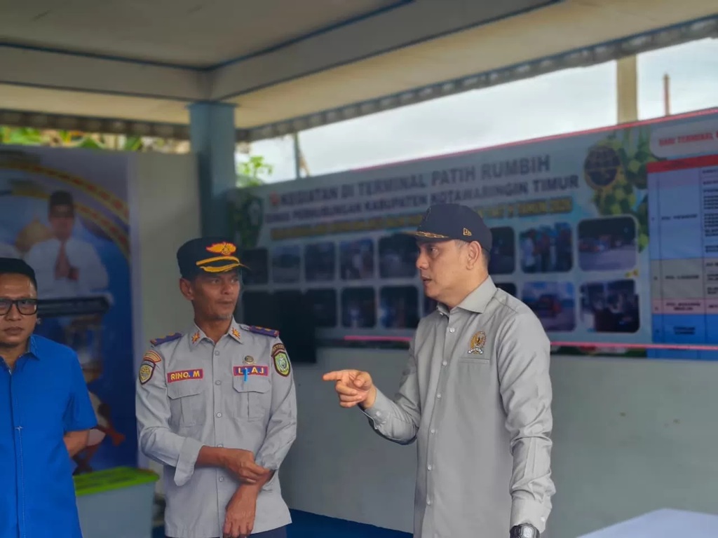 Anggota Komisi V DPR RI, Muhammad Syauqie, saat meninjau kesiapan arus mudik di Sampit, Kabupaten Kotim, beberapa waktu lalu. (Akbar/Radar Sampit) 