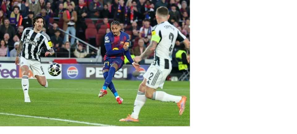 Raphinha cetak gol ke gawang Newcastle.