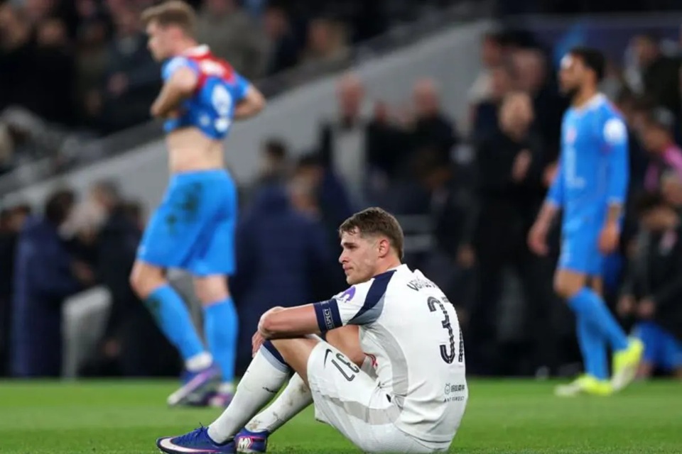  Micky van de Van terduduk usai pertandingan menghadapi Atletico Madrid.