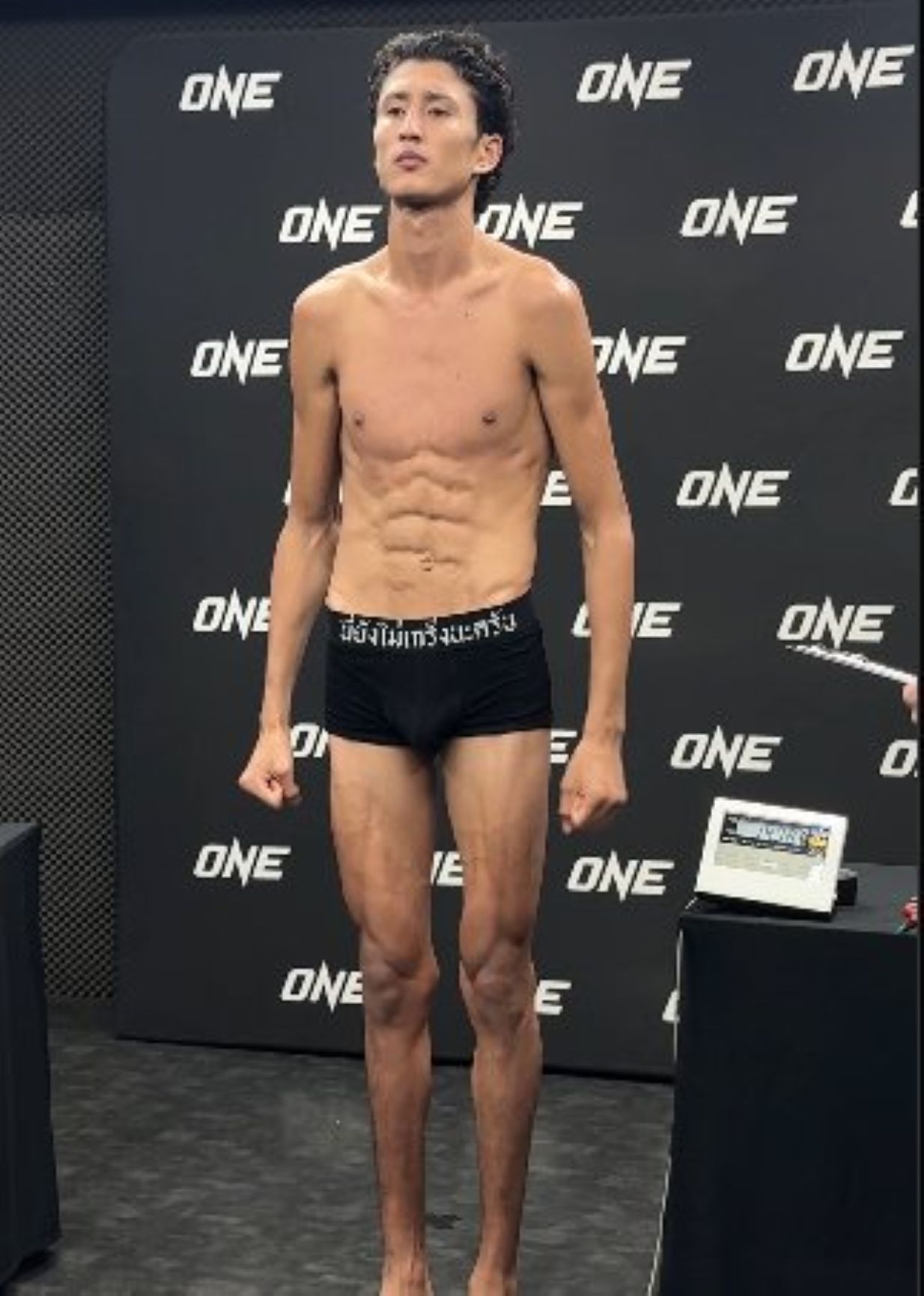 Nabil Anane dalam sesi timbang badan resmi.