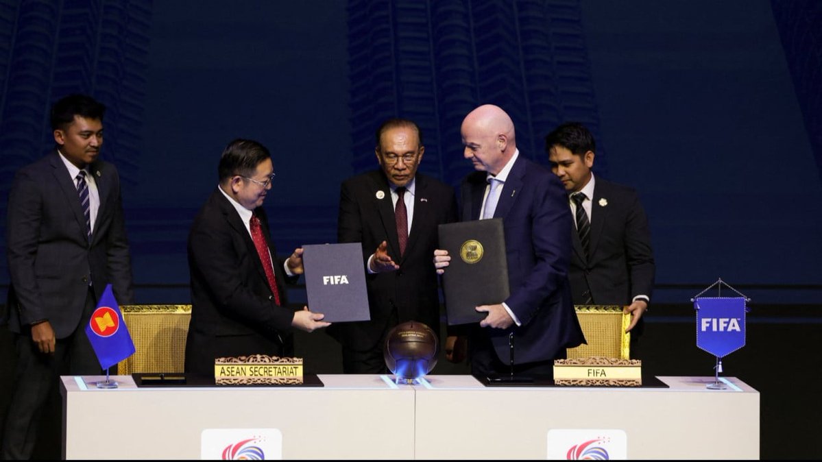 Bos FIFA G Infantino bersama kepala negara ASEAN.