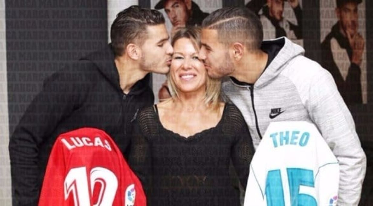 Lucas dan saudaranya bersama ibu tercinta.