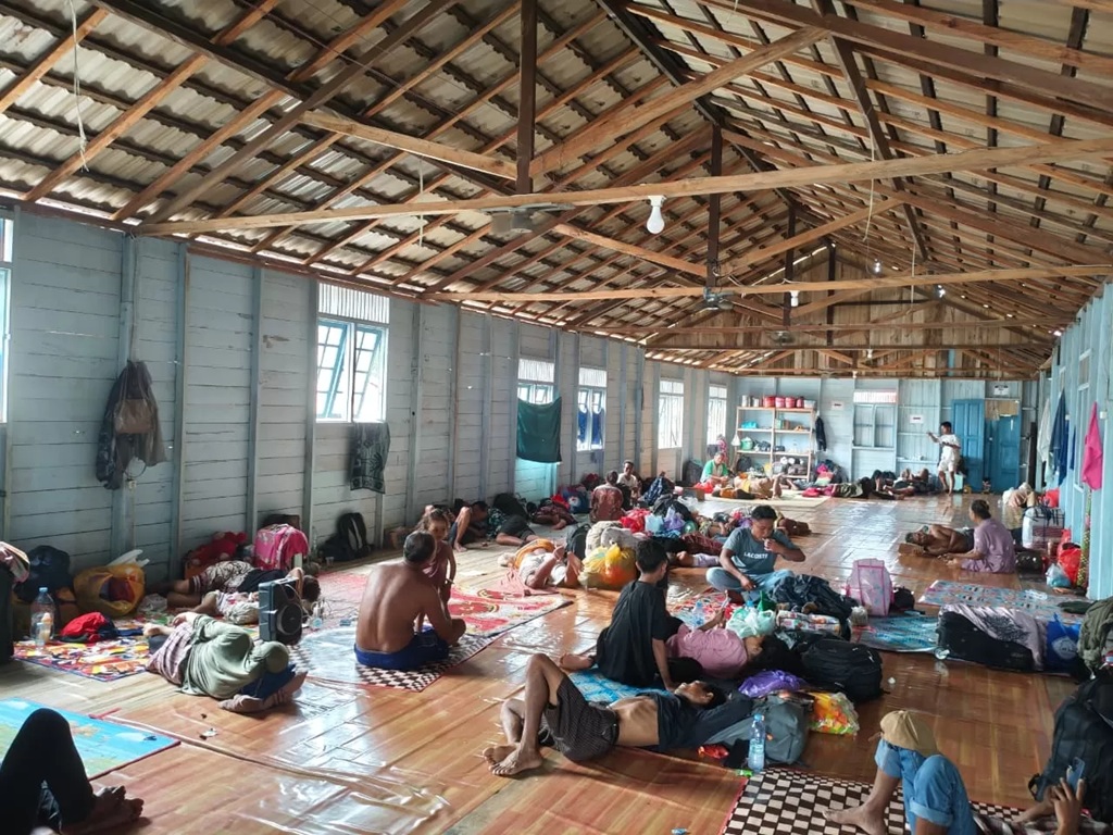 TERTUNDA: Ratusan penumpang KMP Awu-Awu beristirahat di ruang penampungan sementara di Pelabuhan ASDP Batulicin, Tanah Bumbu, Rabu (18/3). 