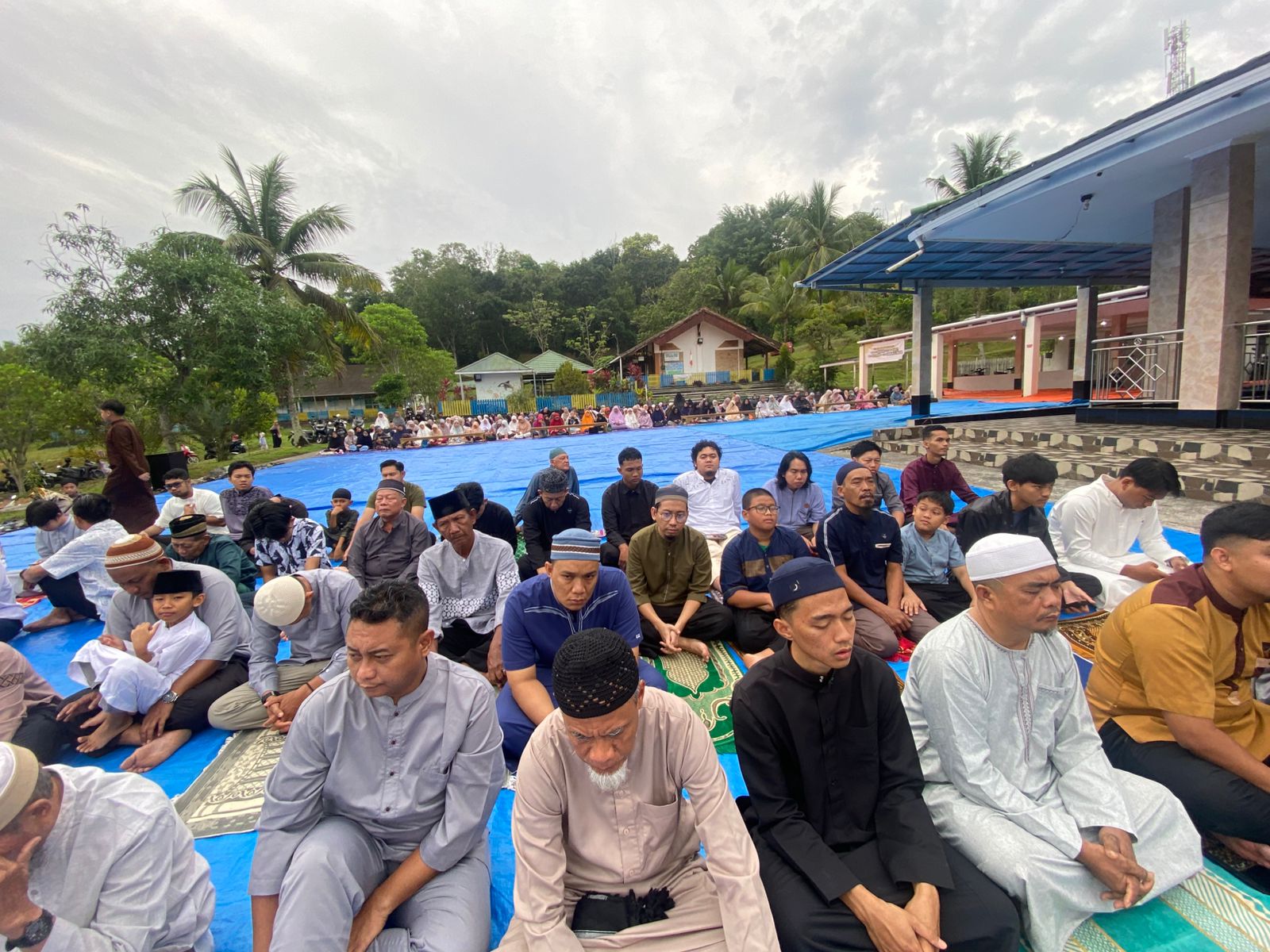 Suasana alat Id di Masjid Al Fattah Komperta Gunung Empat Balikpapan. (foto: dimas anggi for PROKAL)