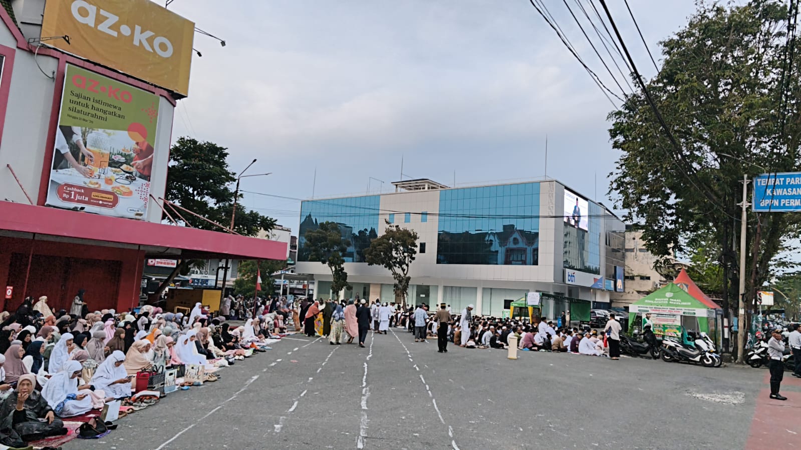 Salat Id di halaman parkir AZKO Balikpapan Permai. (foto: samsul)