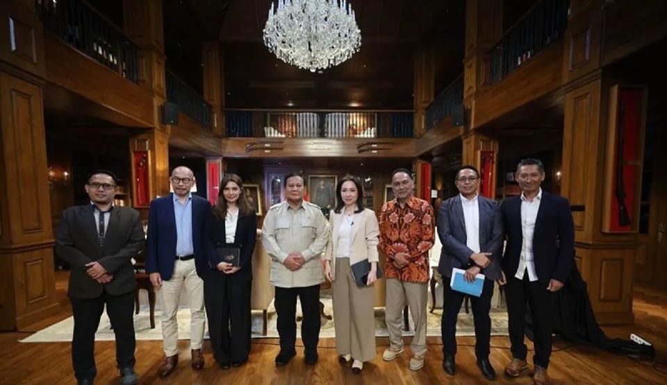 Presiden Prabowo Subianto (tengah) berfoto bersama beberapa jurnalis senior, ekonom, dan pengamat di kediaman pribadi Presiden RI, Hambalang, Kabupaten Bogor, Jawa Barat, Selasa (17/3/2026).