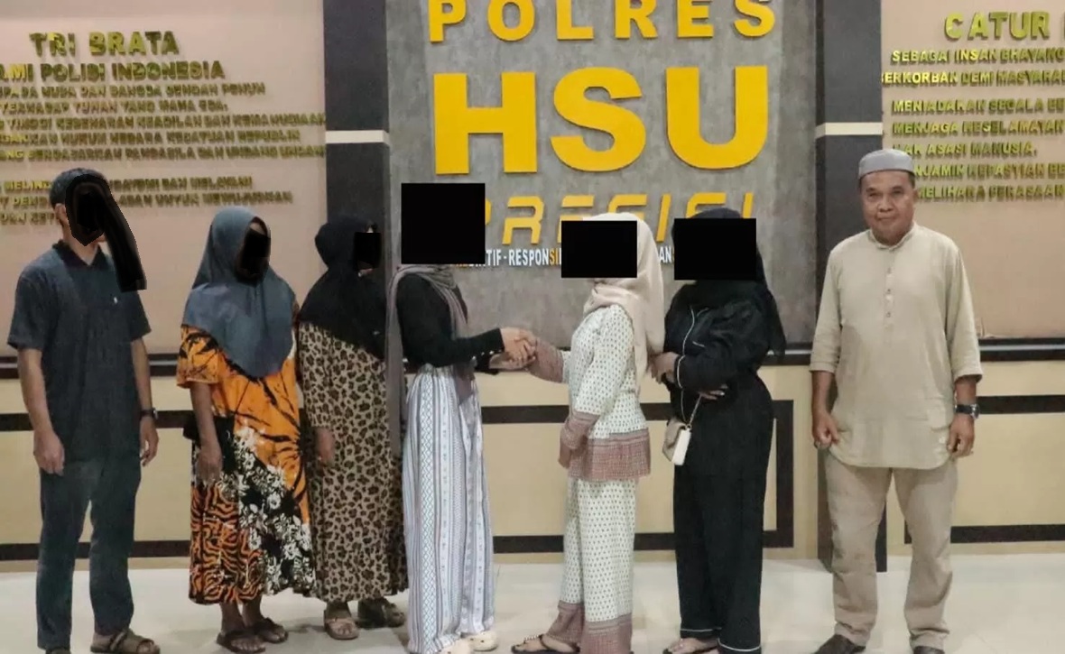 SALAMAN:Dua anak di bawah umur yang adu jotos dan viral di medsos akhirnya sepakat berdamai disaksikan kedua orang tua, aparat desa, dan DPPPA HSU di Polres HSU, Kamis (19/3/2026). (Foto: Istimewa) 