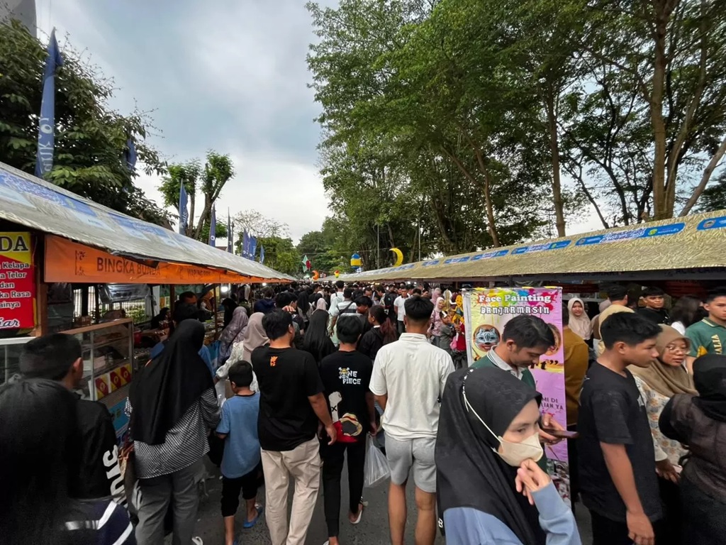 PASAR WADAI: Warga memadati kawasan Pasar Wadai Ramadan 2026 di Banjarmasin saat berburu takjil dan kuliner khas Banjar. (Foto: Endang Syarifuddin/Radar Banjarmasin) 