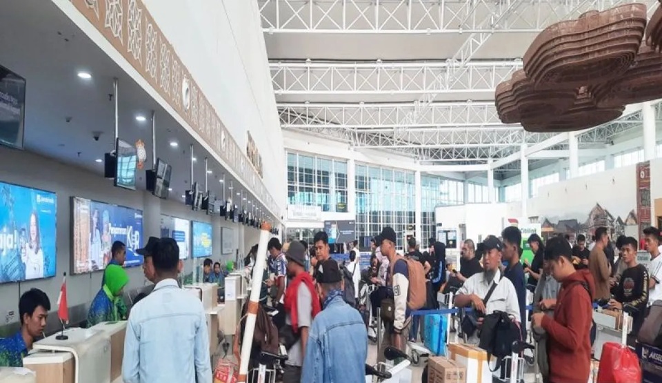 Suasana di gedung terminal keberangkatan Bandara Internasional Syamsudin Noor, Kamis (19/3/2026). ANTARA/Firman 