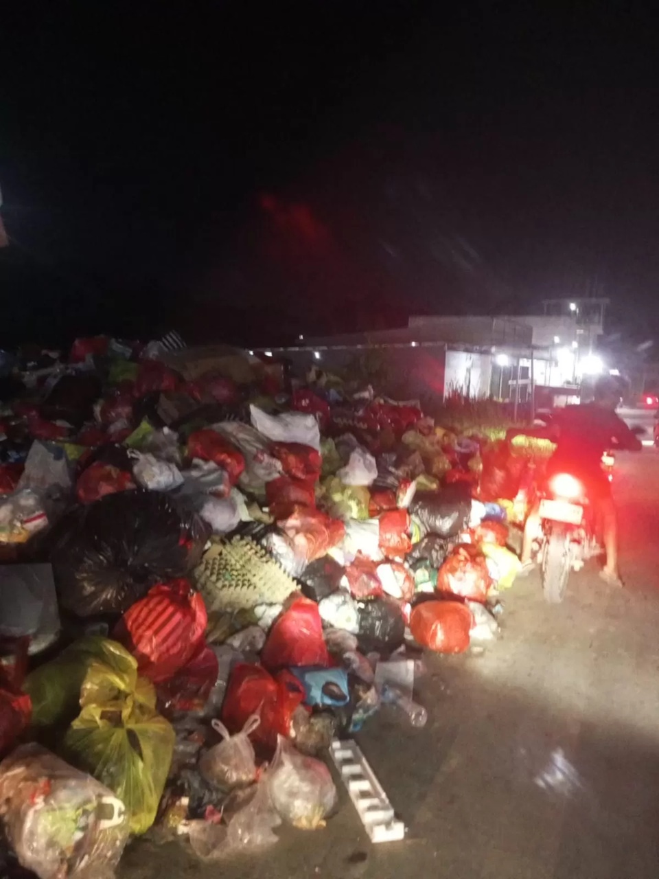 Tumpukan sampah di TPS kawasan Lempake terlihat lebih banyak dari biasanya menjelang Lebaran.